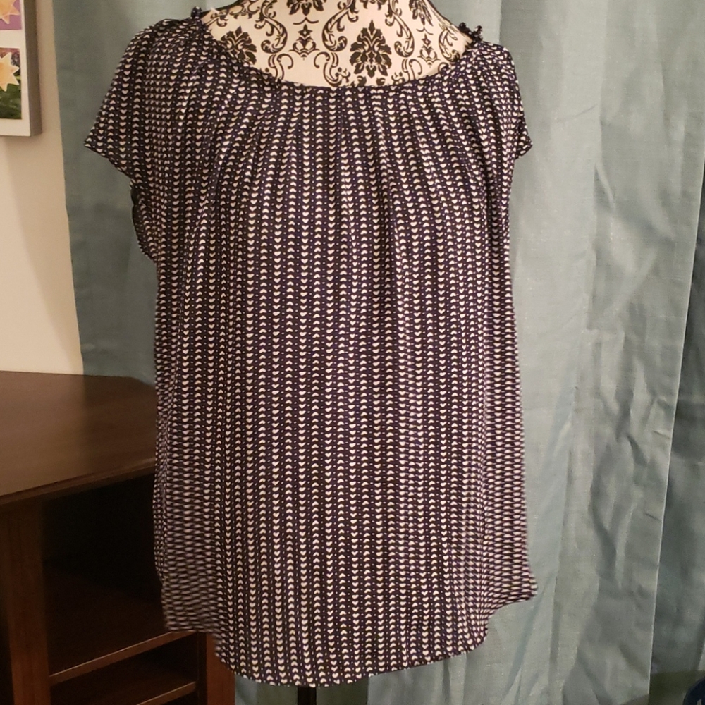 Gorgeous navy blouse!